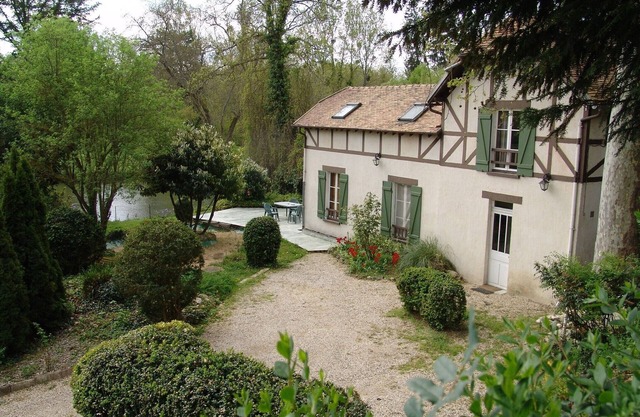 Casa con piscina y acceso de tenis entre bosque y río cerca de Fontainebleau