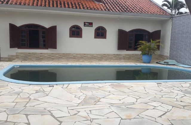 Casa con piscina y barbacoa.
