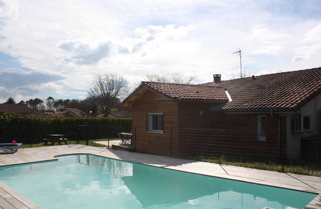 casa con piscina a 10 km de la playa