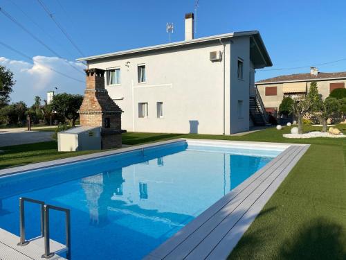 House with pool and park - Convenient for Venice and the sea!