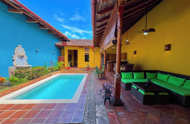 Casa con piscina y patio, la mejor ubicación. Encuentro Histórico en Granada