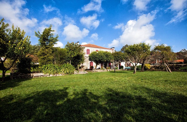 Casa con piscina y rodeado de amplios jardines, que se encuentra en una colina, con vistas al mar