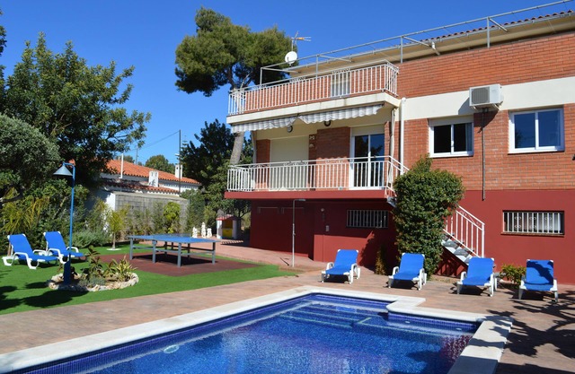 Casa con piscina,barbacoa,jardín,wifi, aire acondicionado, a 1500 mts. de playa