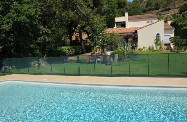 HOUSE WITH POOL BETWEEN AVIGNON NÎMES AND ORANGE
