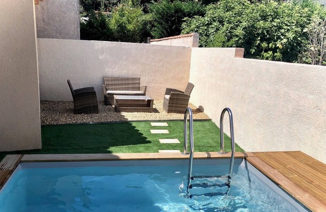 House with pool near Avignon