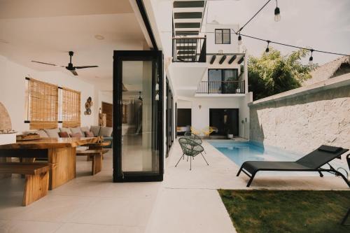 House with private pool, walking distance to beaches & restaurants