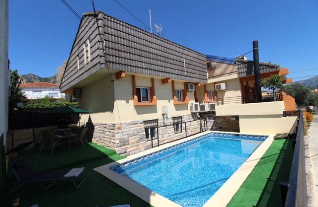 Chalet con piscina y barbacoa