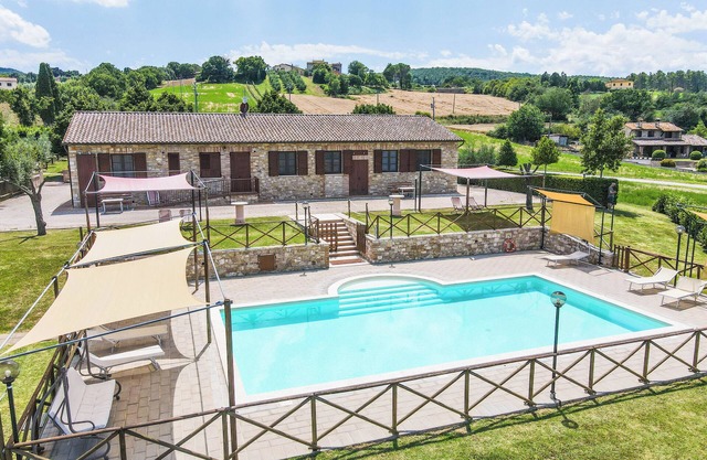 House with private pool, large garden at 6km from Todi. Panoramic views!!!