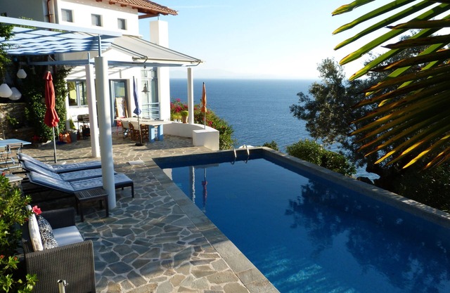 Casa con piscina privada y mar. Impresionante vista al mar.