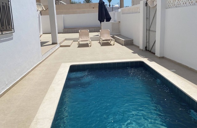 House with private pool close to town center