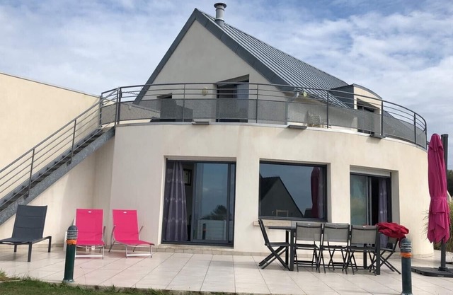 Casa de vacaciones moderna, vista al mar y jardín cerrado.