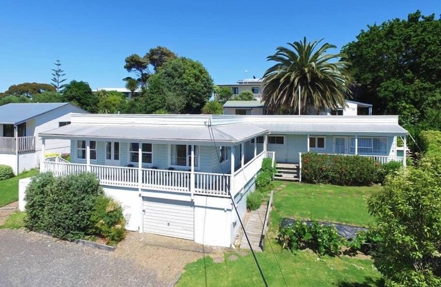 House with self-contained adjoining studio. Great for large groups