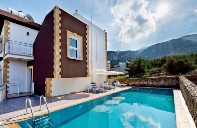 House with Shared Pool and Terrace 9 min to Beach