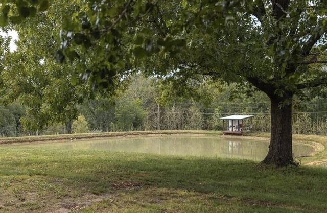 House with stocked pond near Leonard Wood; events allowed with prior approval