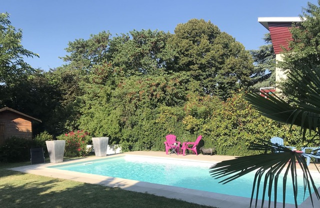 Casa con piscina en hermoso jardín arbolado