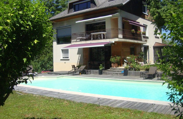 Casa con piscina en el río