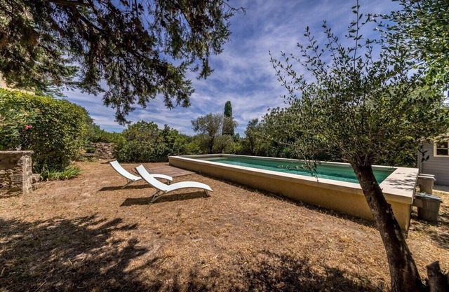 HOUSE WITH SWIMMING POOL - NEAR AVIGNON