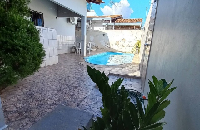 House with swimming pool in a prime area