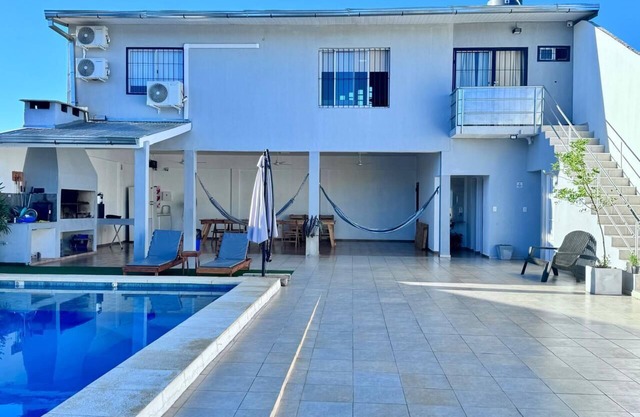Casa con piscina, quincho y amplio patio