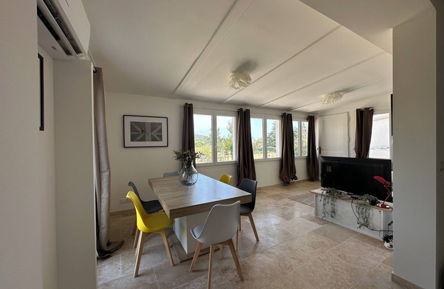 House with swimming pool in a green setting five minutes from the beach, unobstructed view