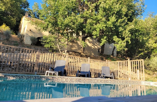 House with swimming pool in a peaceful, relaxing setting. Pets allowed.