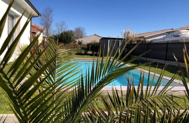House with swimming pool ideally located