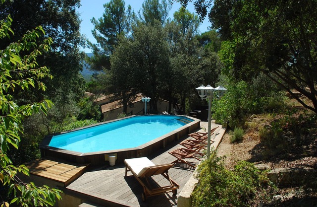 Casa con piscina tranquila en terreno adosado