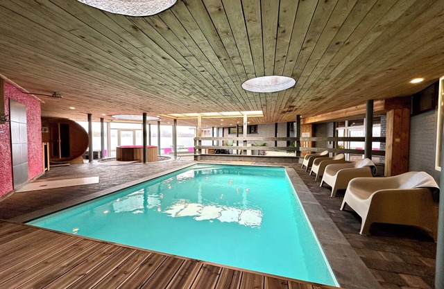 House with swimming pool, hot tub, games