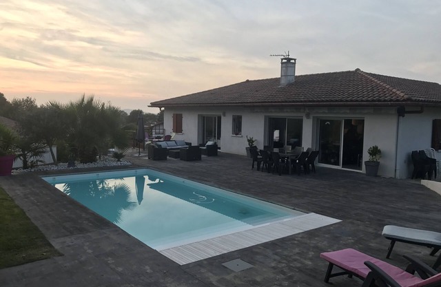Encantadora casa con piscina a menos de 20 minutos de las playas.