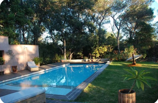 House with swimming pool and outbuilding