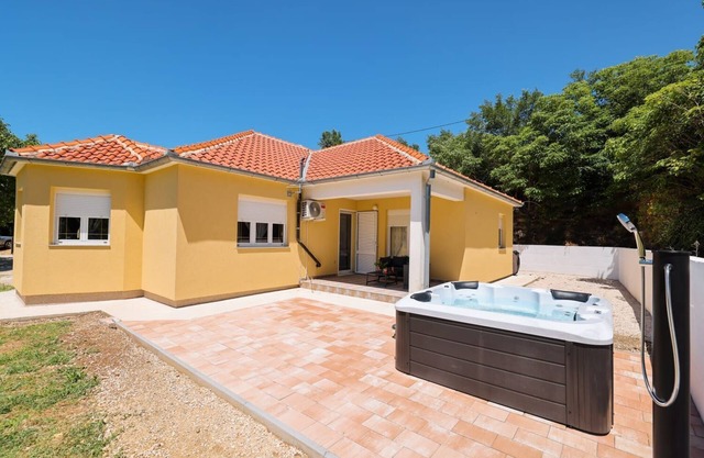 House Yellow Sun (95911-K1) - Benkovac
