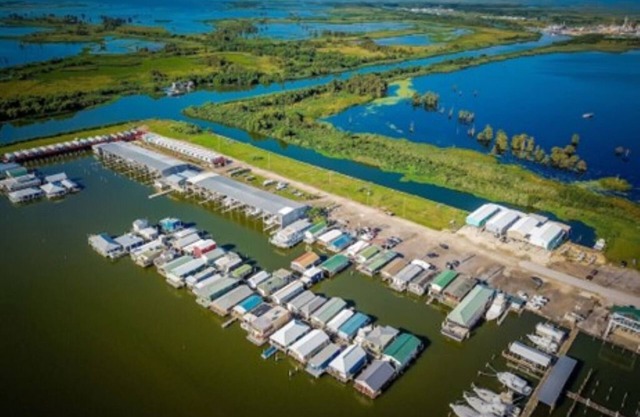 HOUSEBOAT 2br/1ba RENOVATED, MAIN DOCK, Sleeps 7-8/Venice Marina
