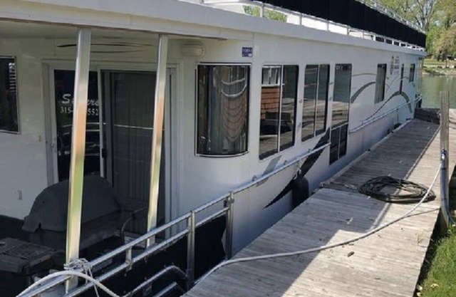 ¡Casa flotante en la desembocadura del lago Séneca!