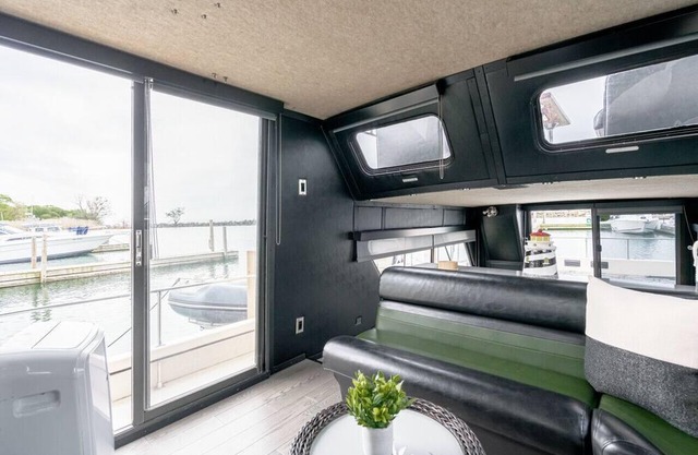 Houseboat, Beach and Harbour Retreat