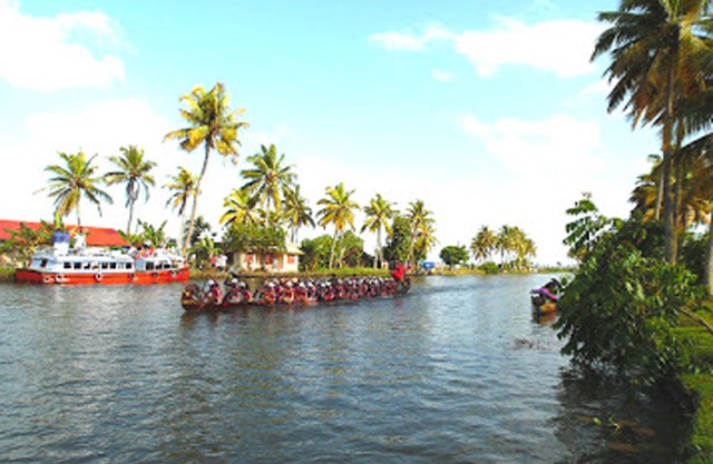 Houseboat Cruise in the Backwaters of Kerala