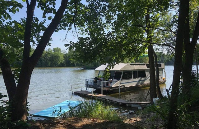 Casa flotante en Grand River en lote arbolado privado