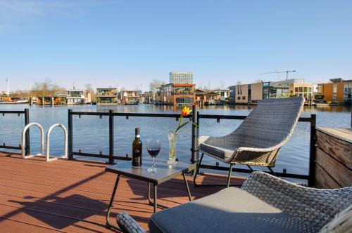 Houseboat studio with canalview and free bikes