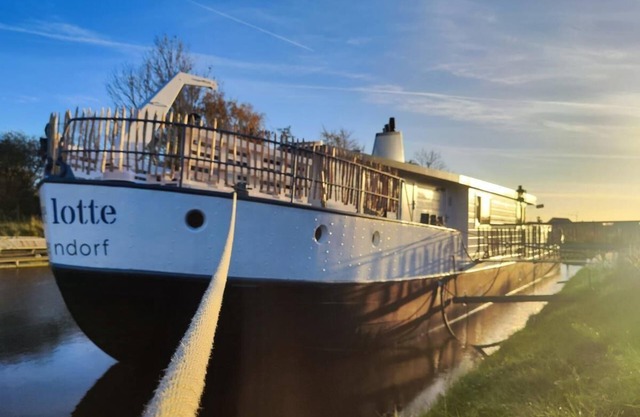 Houseboat with hot tub, sauna, wood-burning stove, air conditioning, lounge, sun deck and garden with dinghy directly behind the dike in Otterndorf