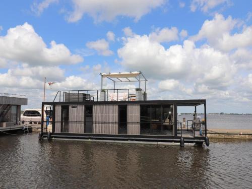 Houseboat with sauna & fantastic view Offingawier