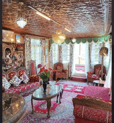 Houseboat young Minar