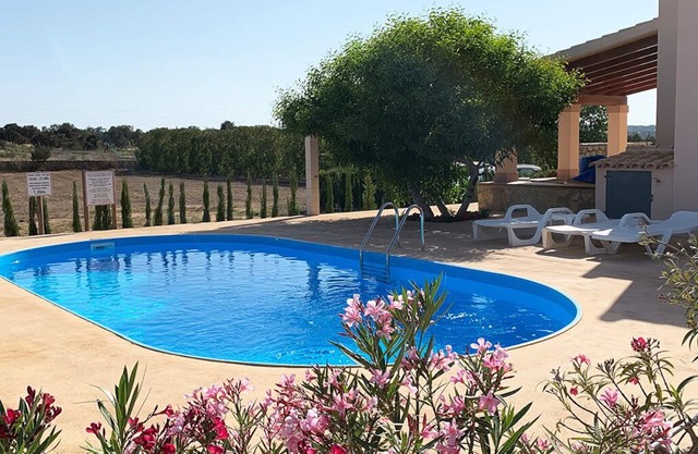 Casas en Ses Vinyes, con piscina. Ambiente familiar a 1 km de Es Pujols.