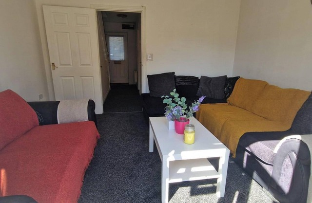 HouseSleeps5-Garden-Parking-FamilyFriendly