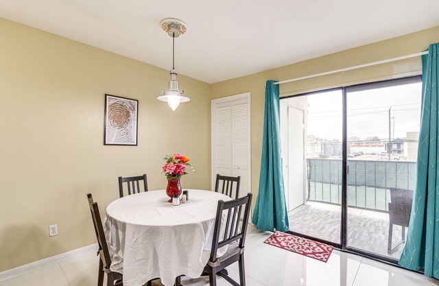 Houston Condo w/ Pool Access ~ 1 Mi to NRG Stadium
