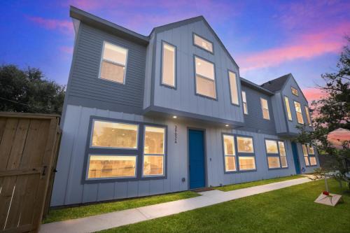 Houston Cozy Retreat - 3BR 3BA - Downtown Views Duplex