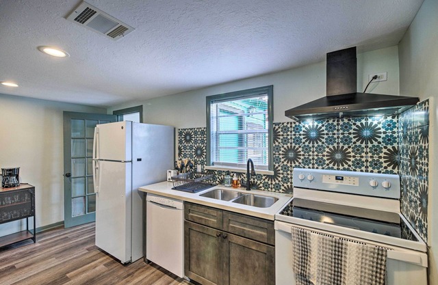 Houston Heights Bungalow - 6 Mi to Downtown!