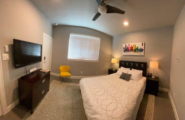 1-bedroom vacation home just 18 minutes walk to Toyota Center
