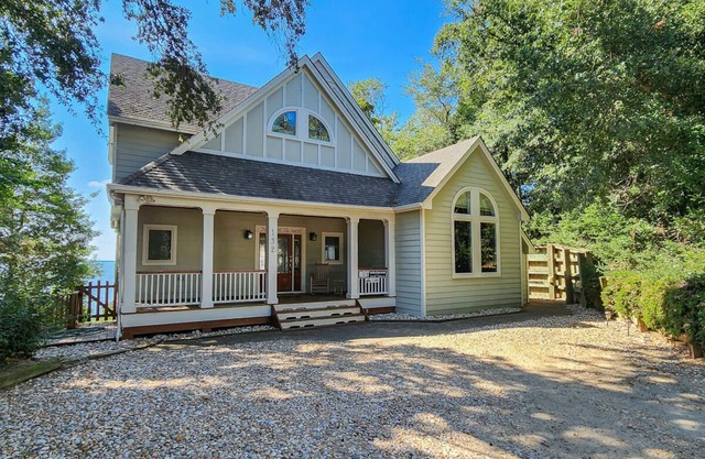 Beautiful 3 BR Soundfront home overlooking the Currituck Sound w/Private Pool