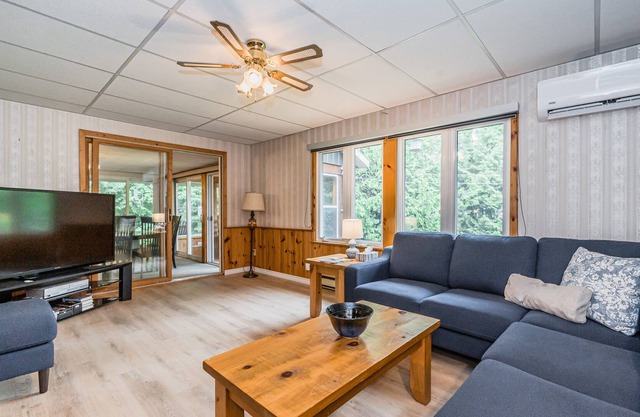 Howdenvale Haven: Lake Huron Getaway with AC