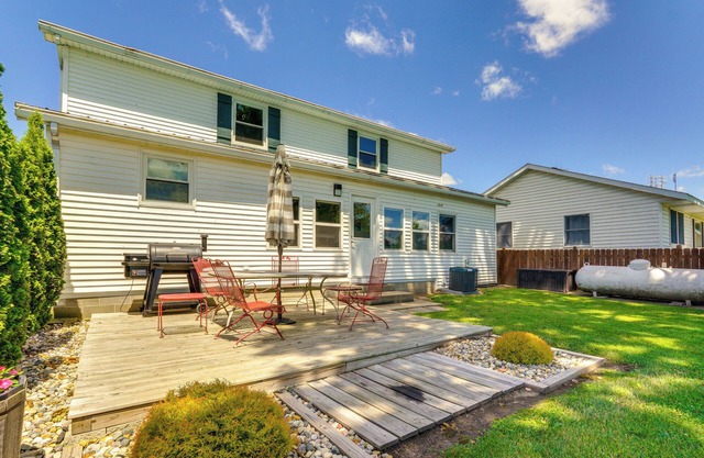 Howe Retreat w/ Fire Pit + Private Boat Dock!