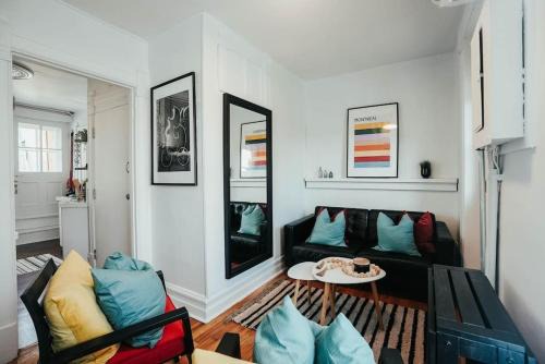 HRésidences Cozy Heritage St André Apt Mtl
